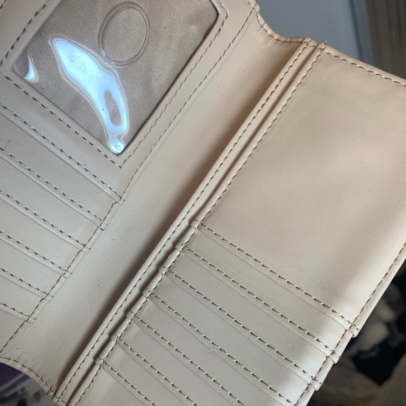 Guess Wallet - Picture 2 of 4